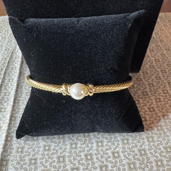 Elegant Gold Bracelet with Pearl Accent - Picture 3 of 3
